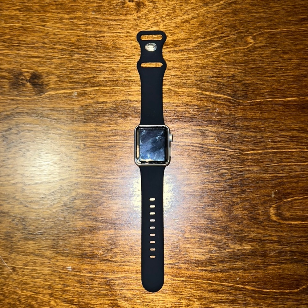 Apple Watch Series 3 - chipped screen but still fully functional